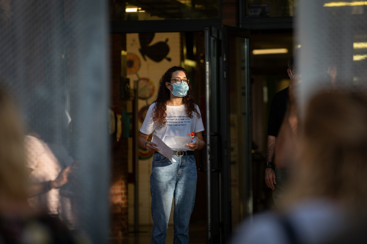 Archivo - Una profesora con mascarilla a las puertas de un colegio durante el primer día del curso escolar 2020-2021, en Barcelona, Catalunya (España), a 14 de septiembre de 2020