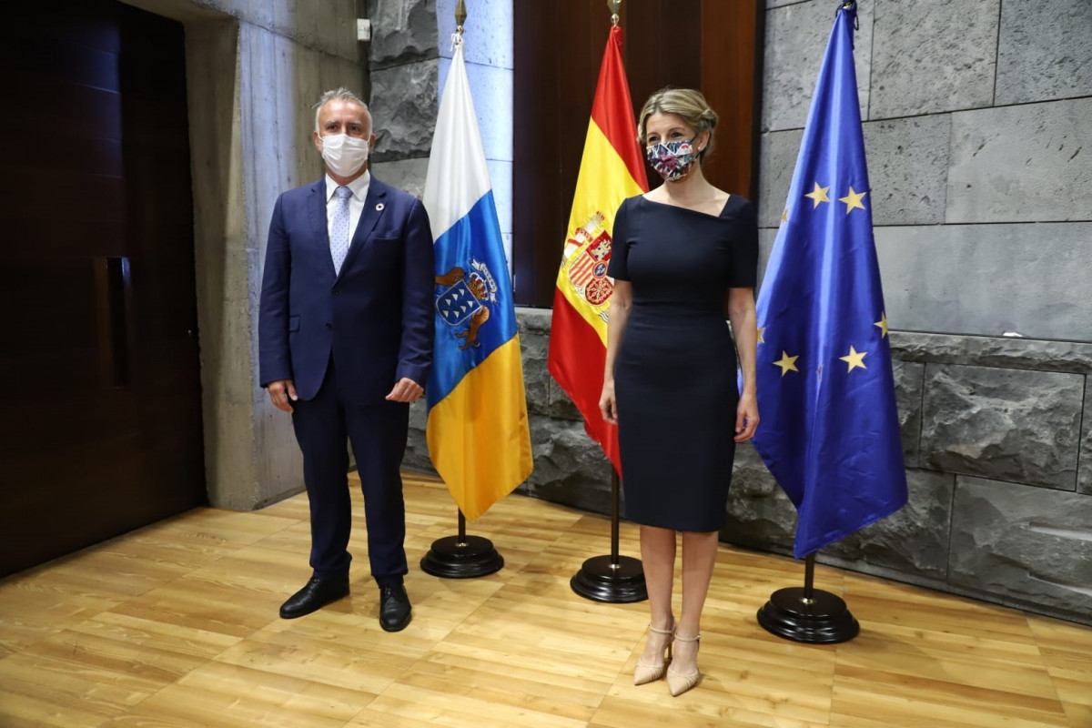 El presidente de Canarias, Ángel Víctor Torres, junto a la ministra de Trabajo, Yolanda Díaz.