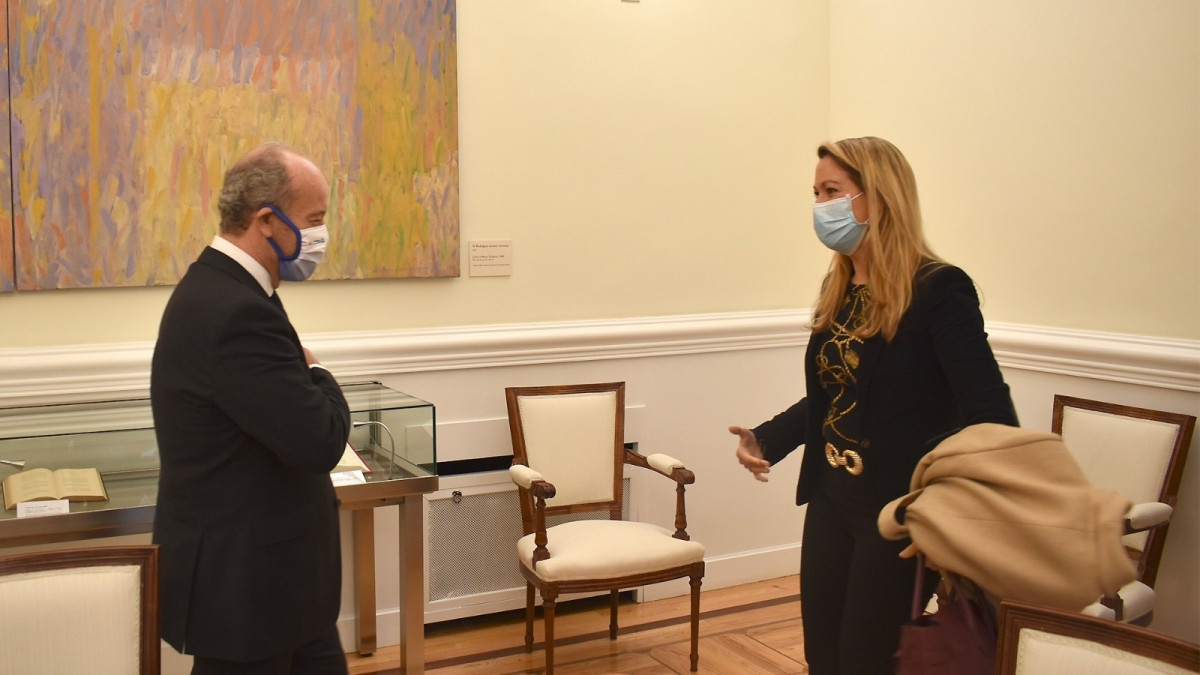 El ministre de Justícia, Juan Carlos Campo, i la degana del Col·legi de l'Advocacia de Barcelona (Icab) i presidenta del Consell de l'Advocacia Catalana (Cicac), Maria Eugènia Gay. Madrid (Espanya)