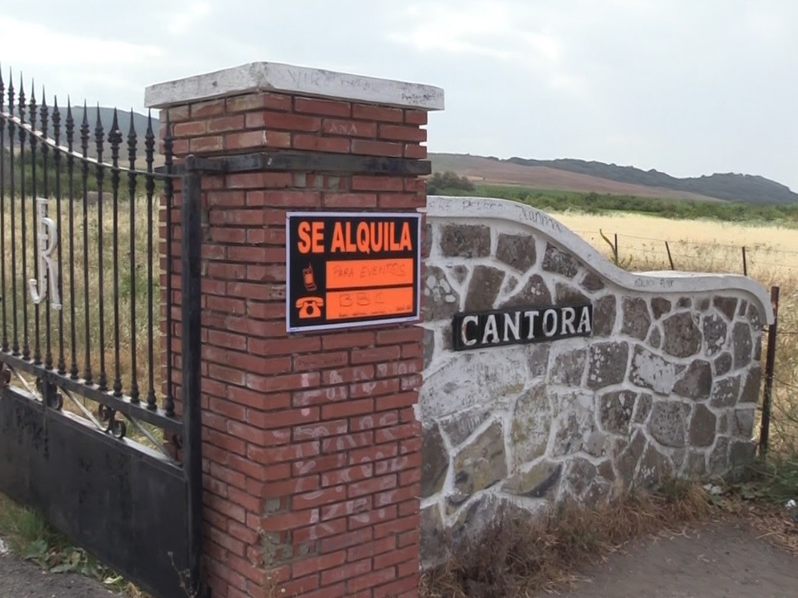 La fachada de Cantora luce un llamativo cartel de 'Se alquila'.