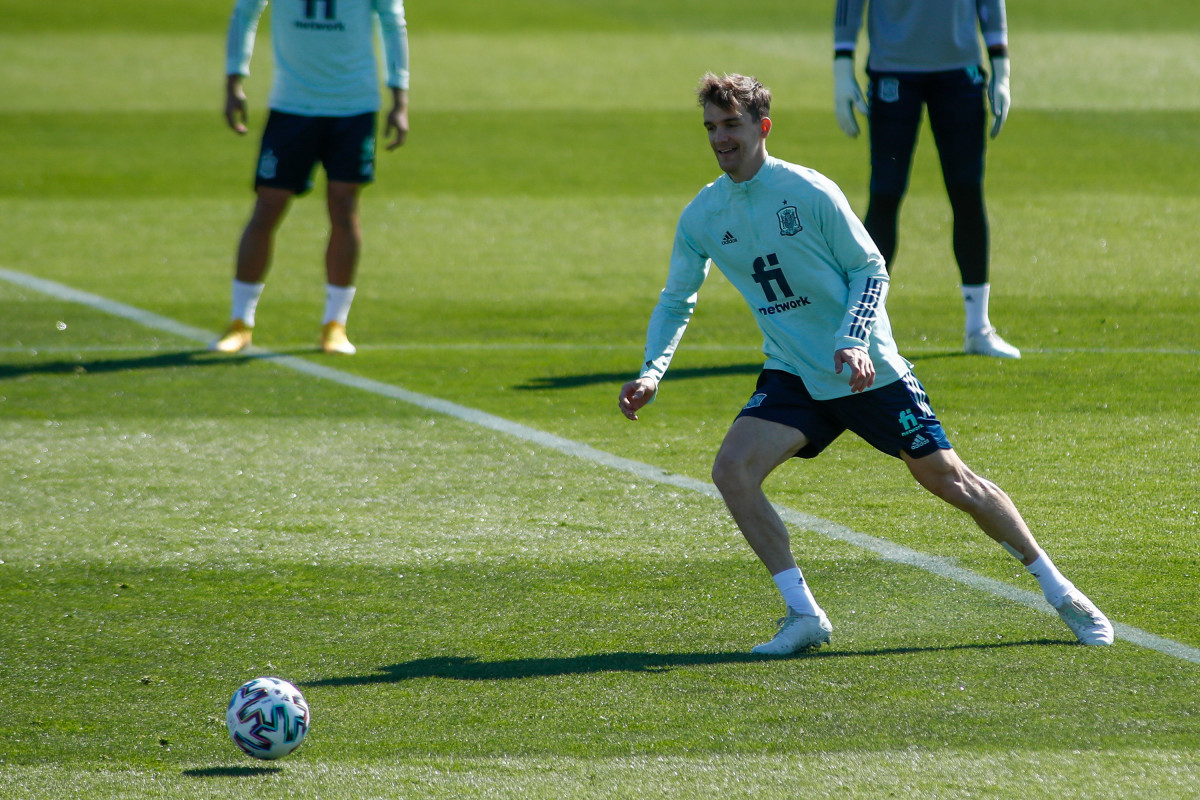 Archivo - Diego Llorente durante un entrenamiento de la selección española en la Ciudad del Fútbol de Las Rozas