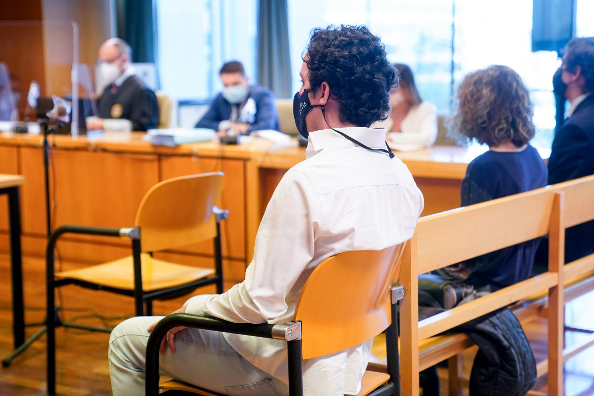 Francisco Nicolás Gómez Iglesias, más conocido como el Pequeño Nicolás, sentado en el banquillo de los acusados para declarar en un juicio en la Audiencia Provincial de Madrid, a 20 de mayo de 20