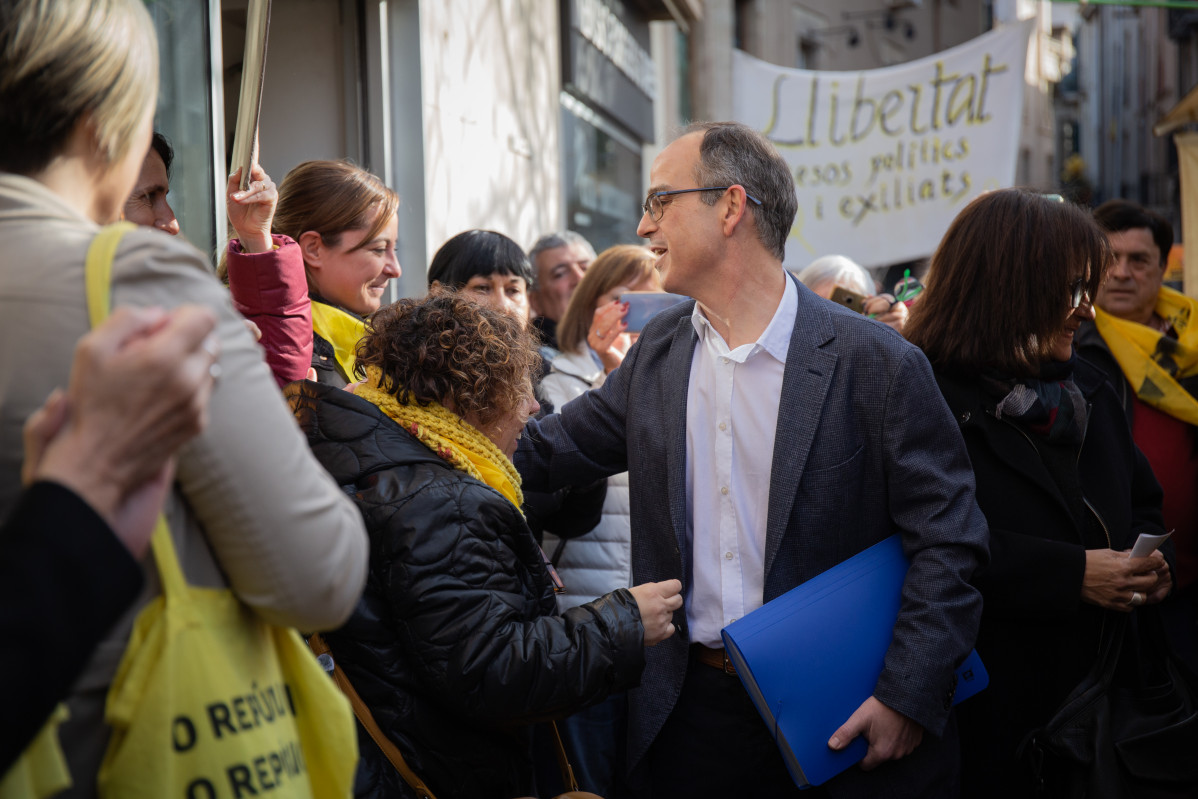 Archivo - El exconseller Jordi Turull saluda a una de las vecinas del municipio barcelonés de Terrassa donde comenzará hoy a trabajar en un despacho de abogados tras su salida de la prisión de Lled