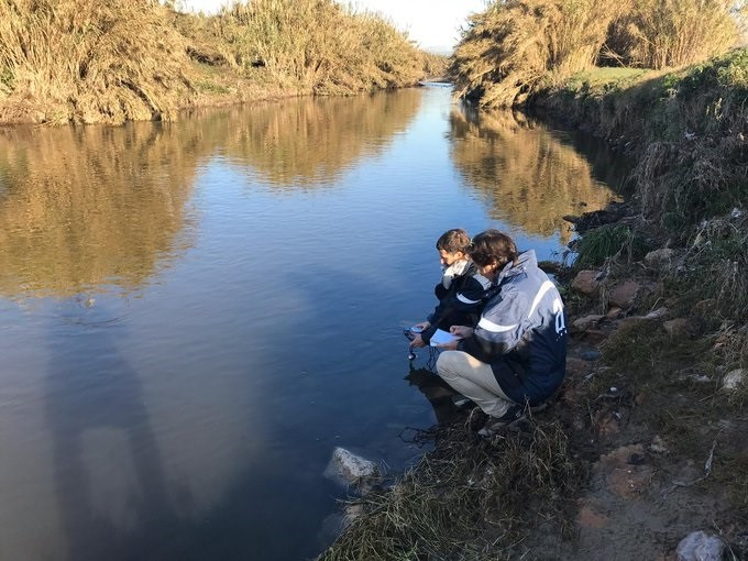 Tècnics de l'ACA inspeccionen el riu Besòs