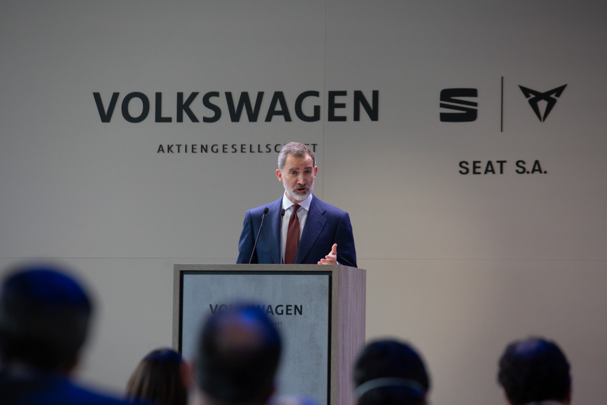 Archivo - El Rey Felipe VI interviene en una visita a las instalaciones que el fabricante automovilístico SEAT tiene en Martorell con motivo de haberse cumplido 70 años de su creación, en Martorell