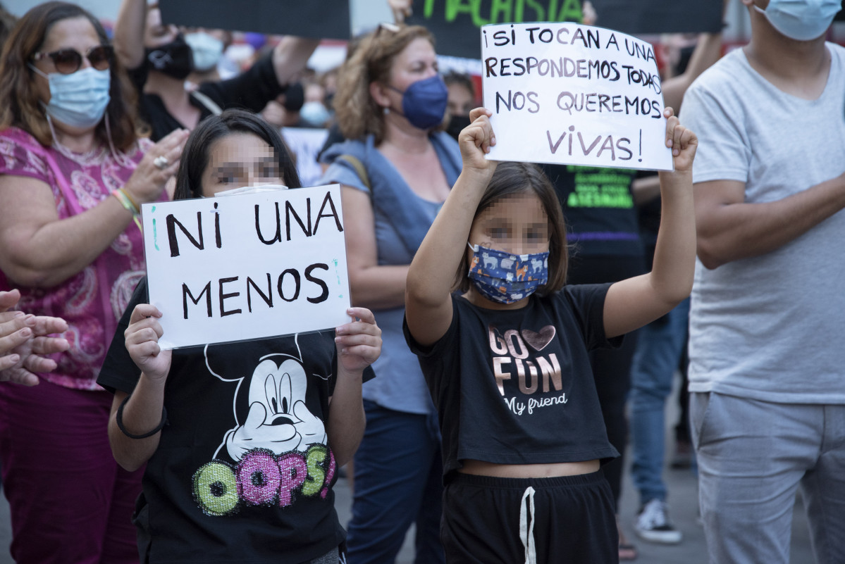 Dos niñas, participan en una concentración feminista en la Plaza de la Candelaria en repulsa por 