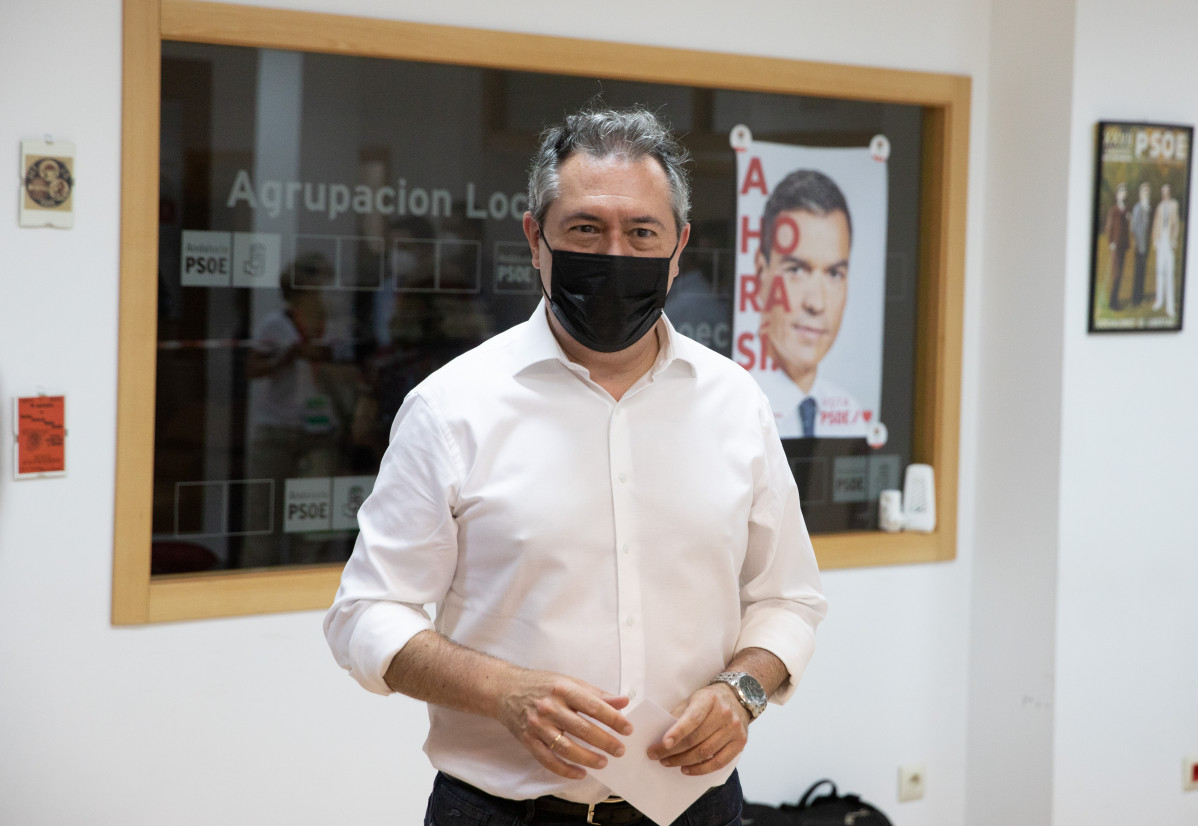 El alcalde de Sevilla, Juan Espadas, vota en las primarias del PSOE-A en las que aspira a convertirse en el candidato del partido a la Presidencia de la Junta en las próximas elecciones autonómicas,