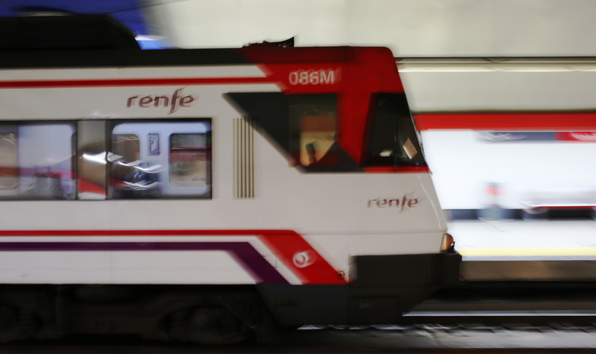 Un tren llega a la estación de Renfe de Nuevos Ministerios durante el primer día laboral tras el estado de alarma, a 10 de mayo de 2021, en Madrid (España).