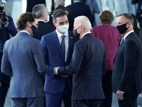 El esperado encuentro entre biden y sanchez se limita a un saludo en los pasillos de la otan