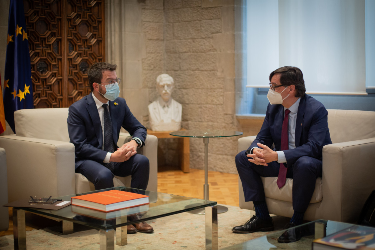 El presidente de la Generalitat, Pere Aragonès, en una reunión con el líder del PSC en el Parlament, Salvador Illa.