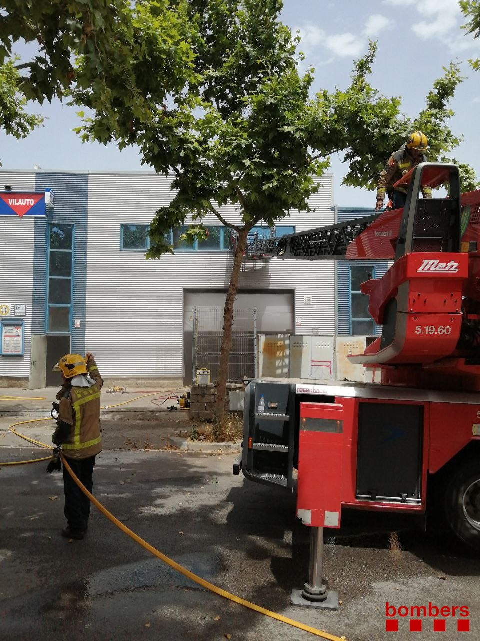 EuropaPress 3787843 imagen bomberos trabajando incendio vilanova geltru barcelona