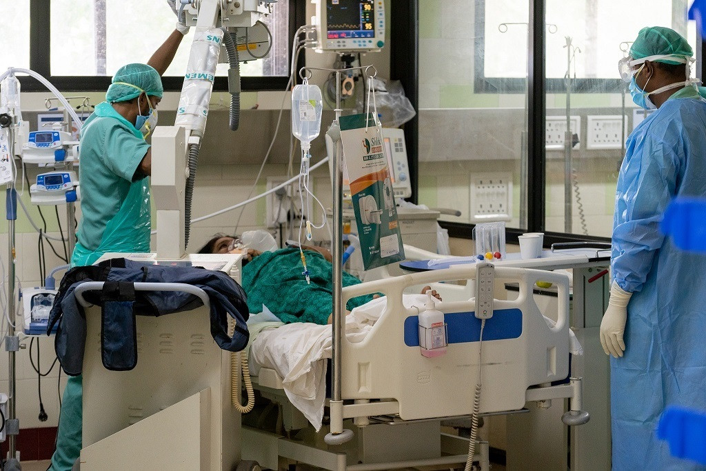 Médicos atienden a una paciente en la India.