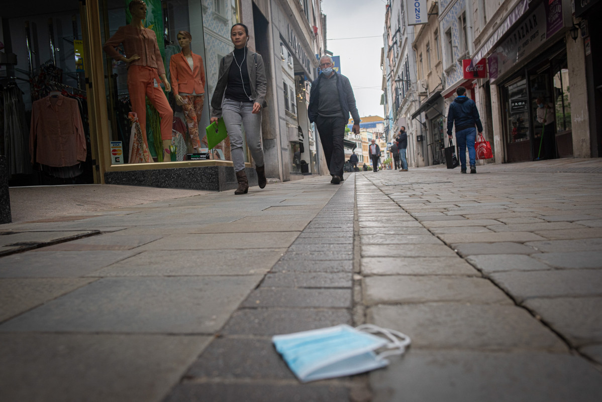 Archivo - Una mascarilla tirada en el suelo en la calle Magín atrévete, después de que España haya decidido levantar la restricción temporal del acceso por vía terrestre al espacio Schengen a tr