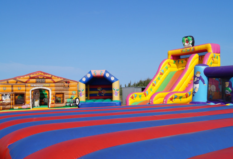 Sale volando un castillo hinchable en el que jugaban 5 niños