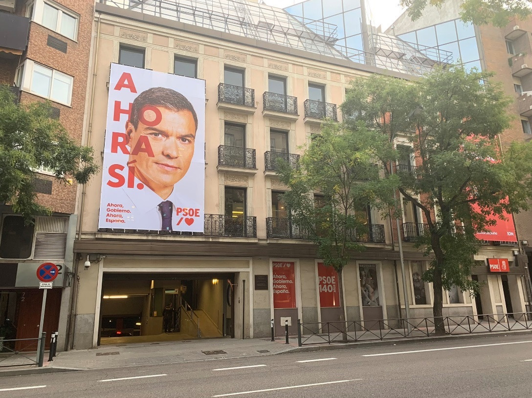 Archivo - Foto de archivo de la fachada de la sede del PSOE de la calle Ferraz, con el lema de campaña para las elecciones generales de noviembre de 2019