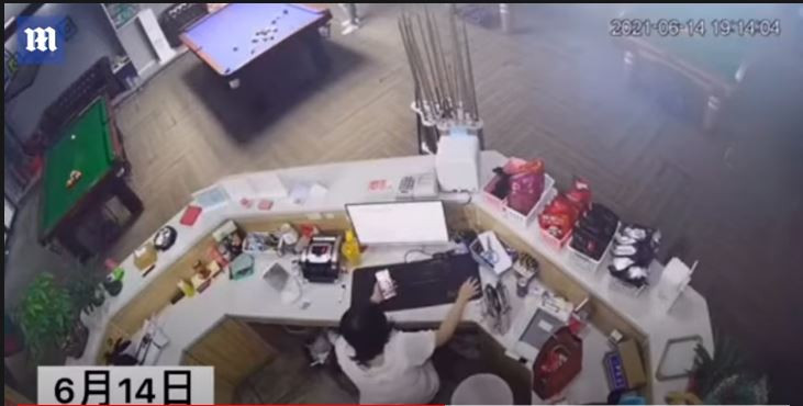 VÍDEO: ¡El billar se vuelve un deporte de alto riesgo!