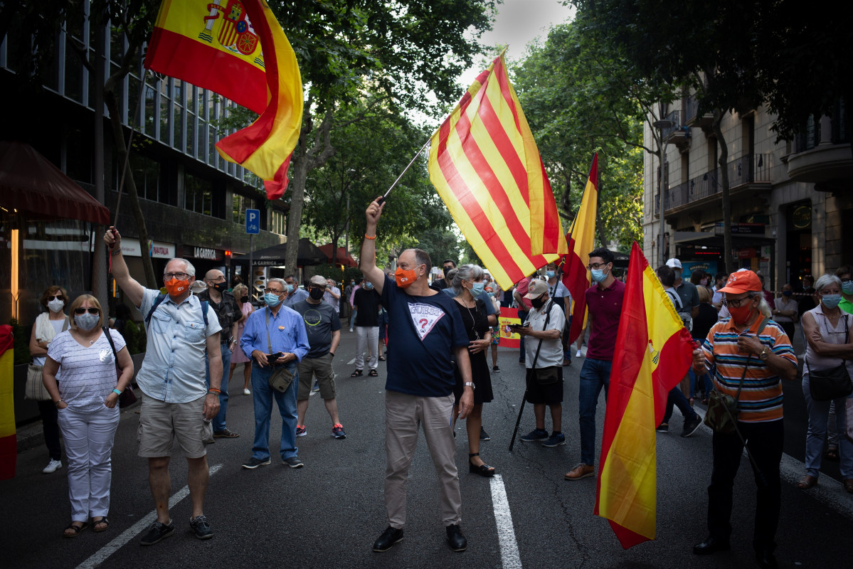 Unas 300 personas según la Guardia Urbana --unas 500 según Cs-- se han concentrado este viernes por la tarde ante la Delegación del Gobierno en Barcelona en una concentración convocada por Cs en rechazo a los indultos del 1-O, a 11 de junio de 2021.