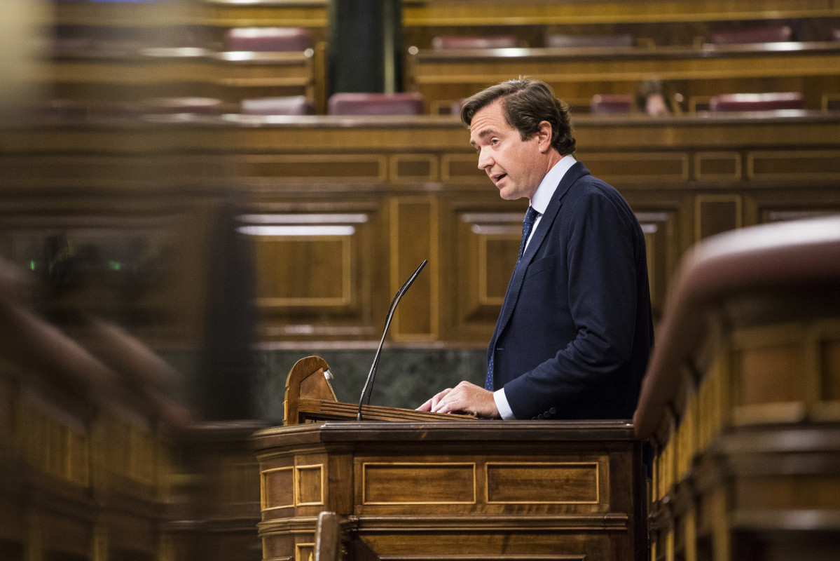 El portavoz adjunto de Exteriores del Grupo Popular en el Congreso y diputado del PP por Granada, Pablo Hispán, durante una sesión plenaria en el Congreso de los Diputados, a 8 de junio de 2021, en 