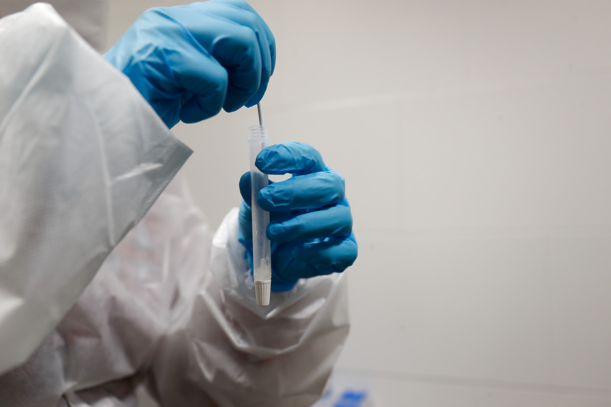 Archivo - Un trabajadora sanitaria sostiene un test de antígenos en una imagen de archivo.