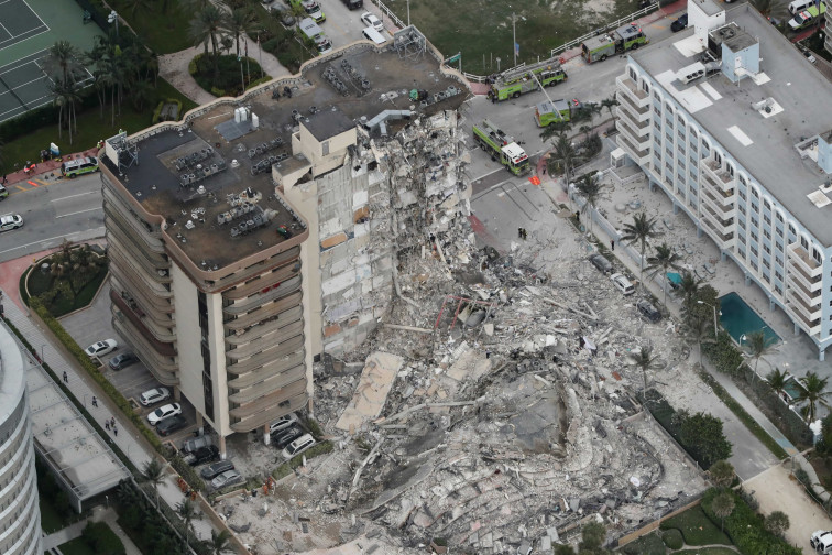 Casi cien desaparecidos y un muerto por el derrumbe del bloque de pisos en Miami