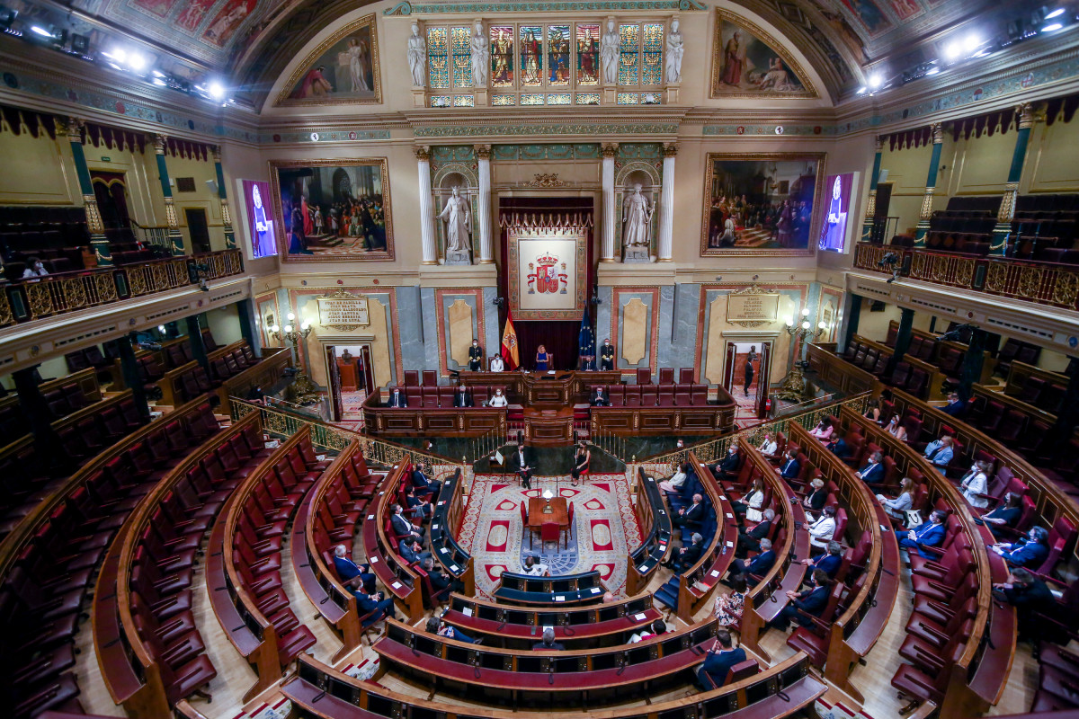 Plano picado de vista general del acto en recuerdo y homenaje a las víctimas del terrorismo, en el Salón de Sesiones del Congreso de los Diputados, a 27 de junio de 2021.