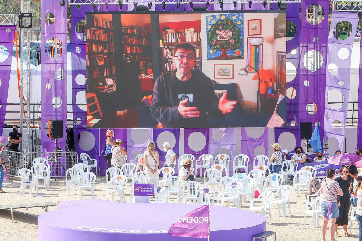 El politólogo y cofundador de Podemos, Juan Carlos Monedero, interviene por pantalla, a consecuencia de padecer Covid-19, en la IV Asamblea Ciudadana Estatal de Podemos, a 12 de junio de 2021, en el 