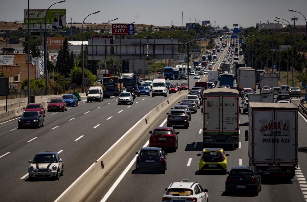 Archivo - Atascos en el Km 17 de la A4 en el día en el que arranca, con una previsión incierta por la pandemia del coronavirus, la ‘Operación Salida' del verano, en Madrid (España), a 3 de julio