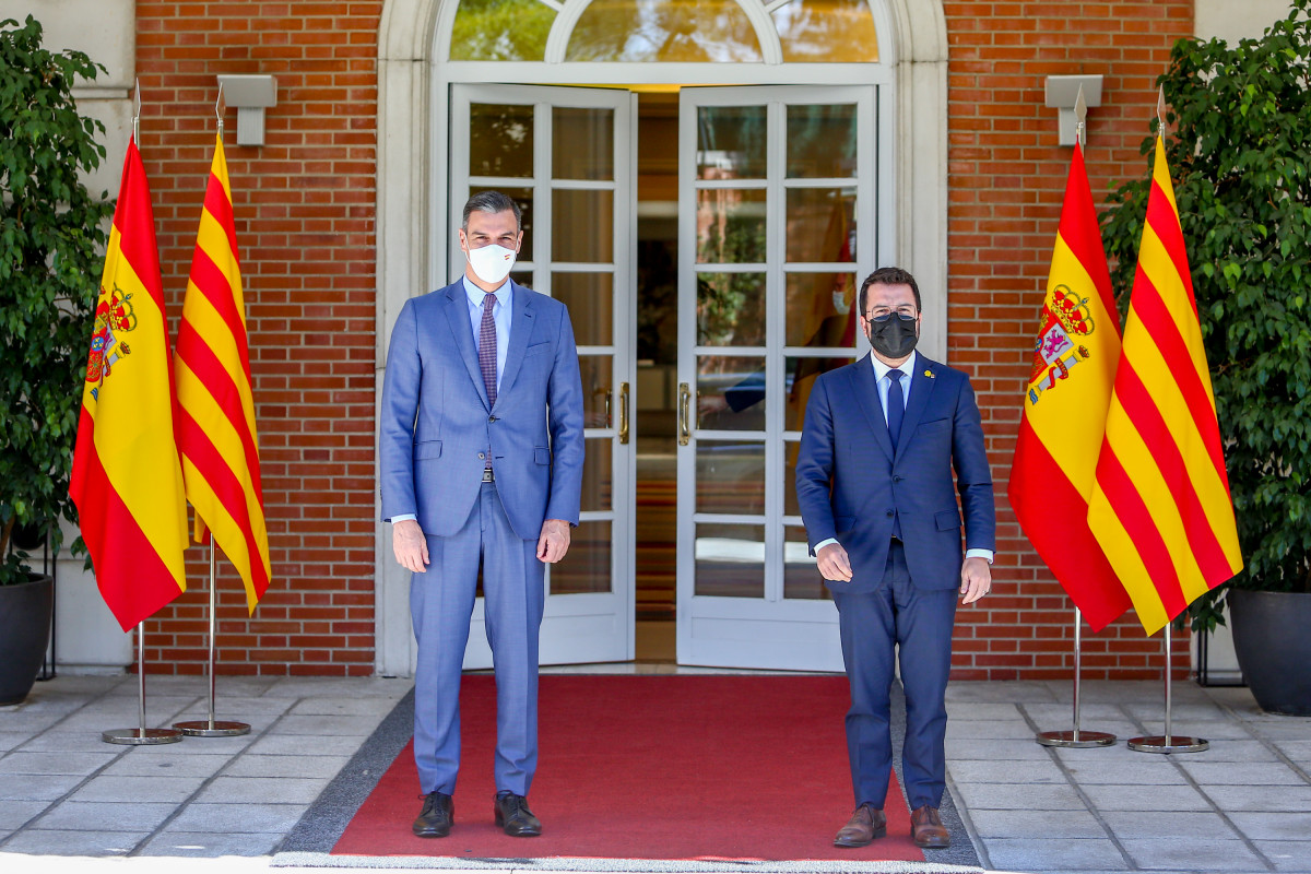 El presidente del Gobierno, Pedro Sánchez (i), recibe en el Palacio de la Moncloa al president de la Generalitat de Catalunya, Pere Aragonès, a 29 de junio de 2021, en Madrid (España)