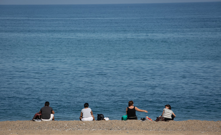 El Ayuntamiento de Barcelona aconseja a los jóvenes no aglomerarse en las playas