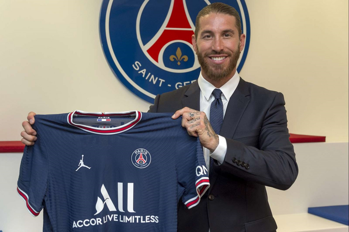 Sergio Ramos con la camiseta del PSG