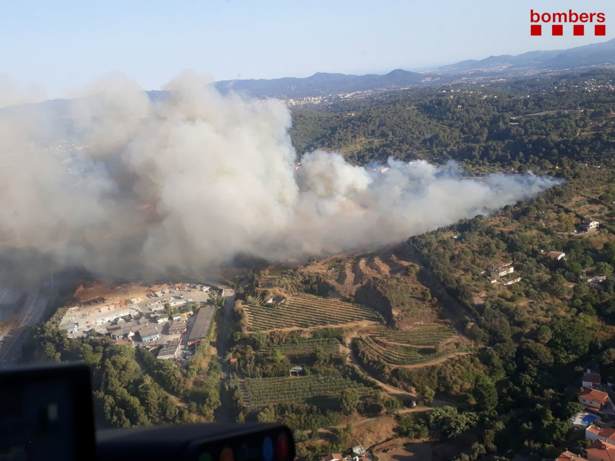 Incendio en Terrassa (Barcelona) cercano a la urbanización de Les Martines.