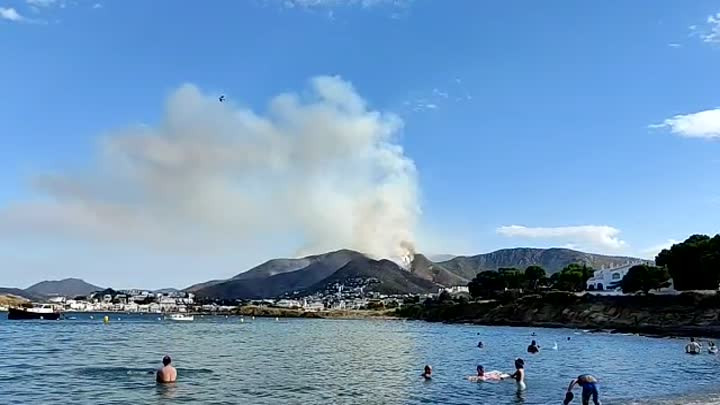VÍDEO Y FOTOS. El incendio de Llançà sigue descontrolado y podría quemar 2.000 hectáreas más