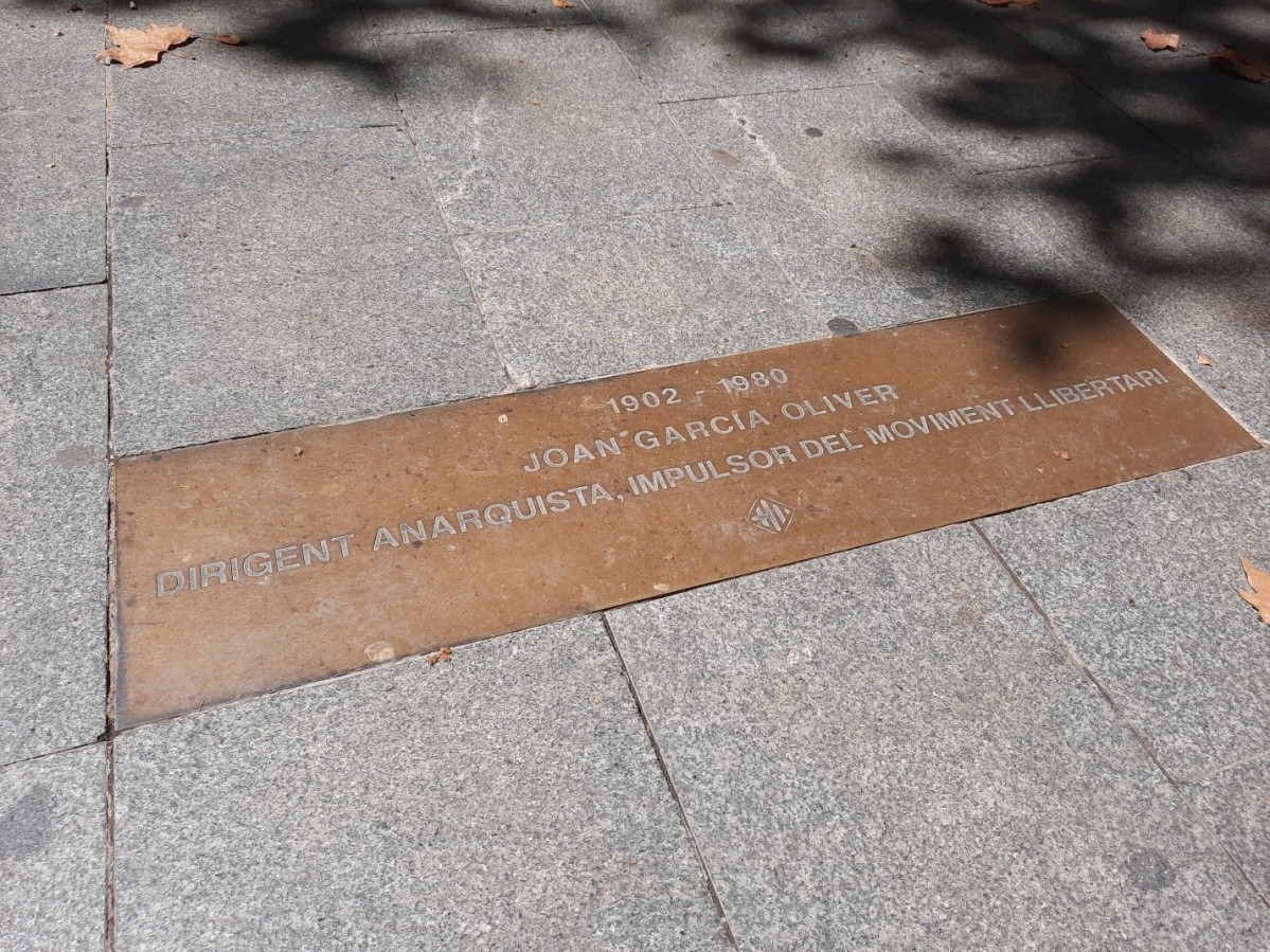 Placa del dirigent anarquista i ministre Juan García Oliver en el Passeis de la Memòria, de la Rambla del Poblenou, a Barcelona