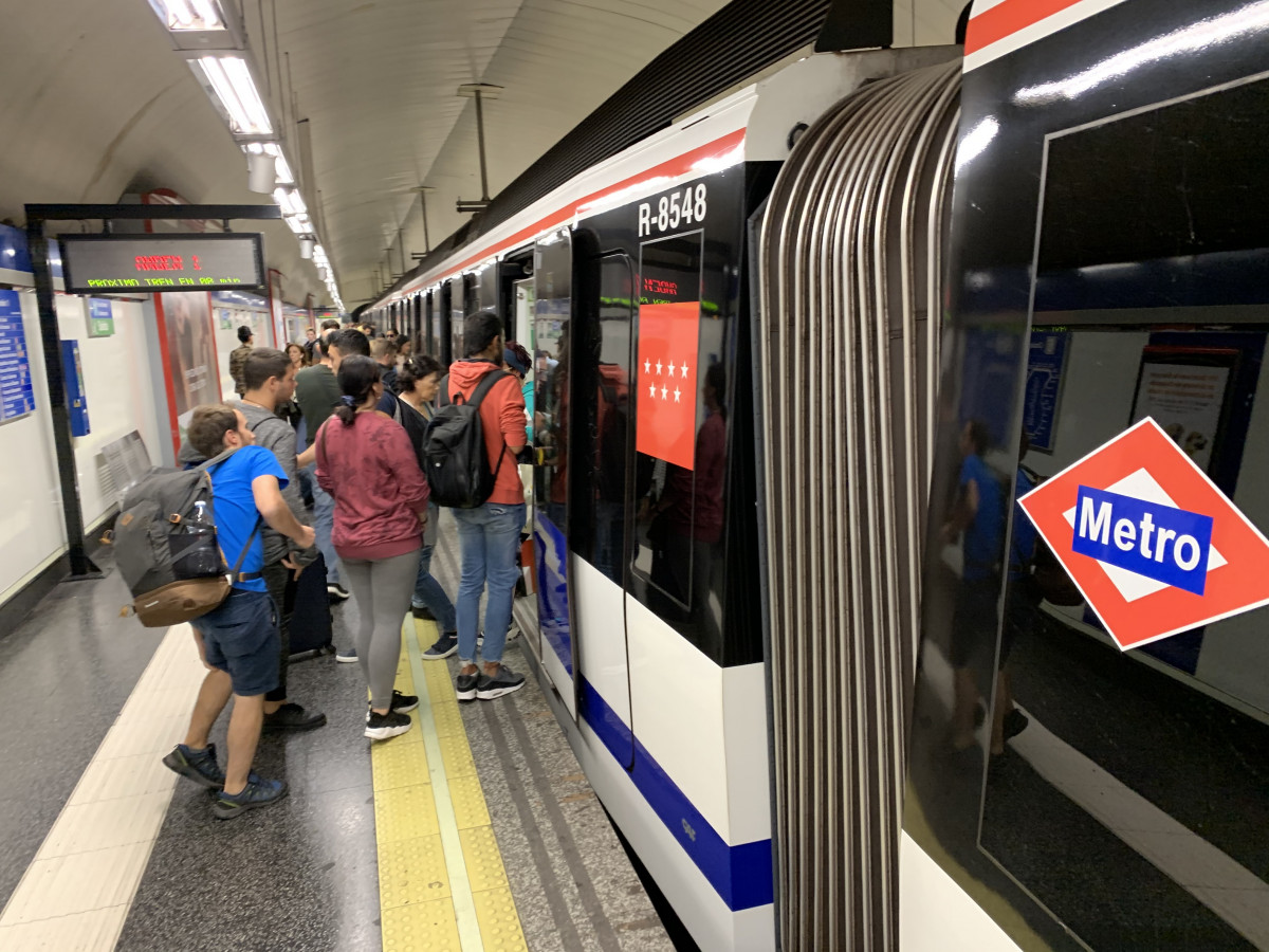 Archivo - Imagen de archivo de un andén de Metro de Madrid