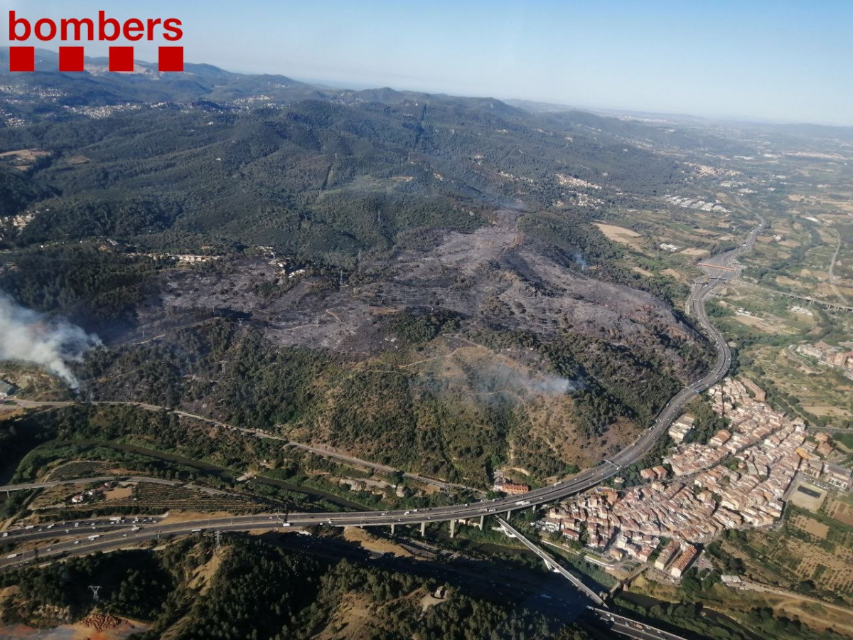 Incendio forestal en Castellví y Martorell (Barcelona)