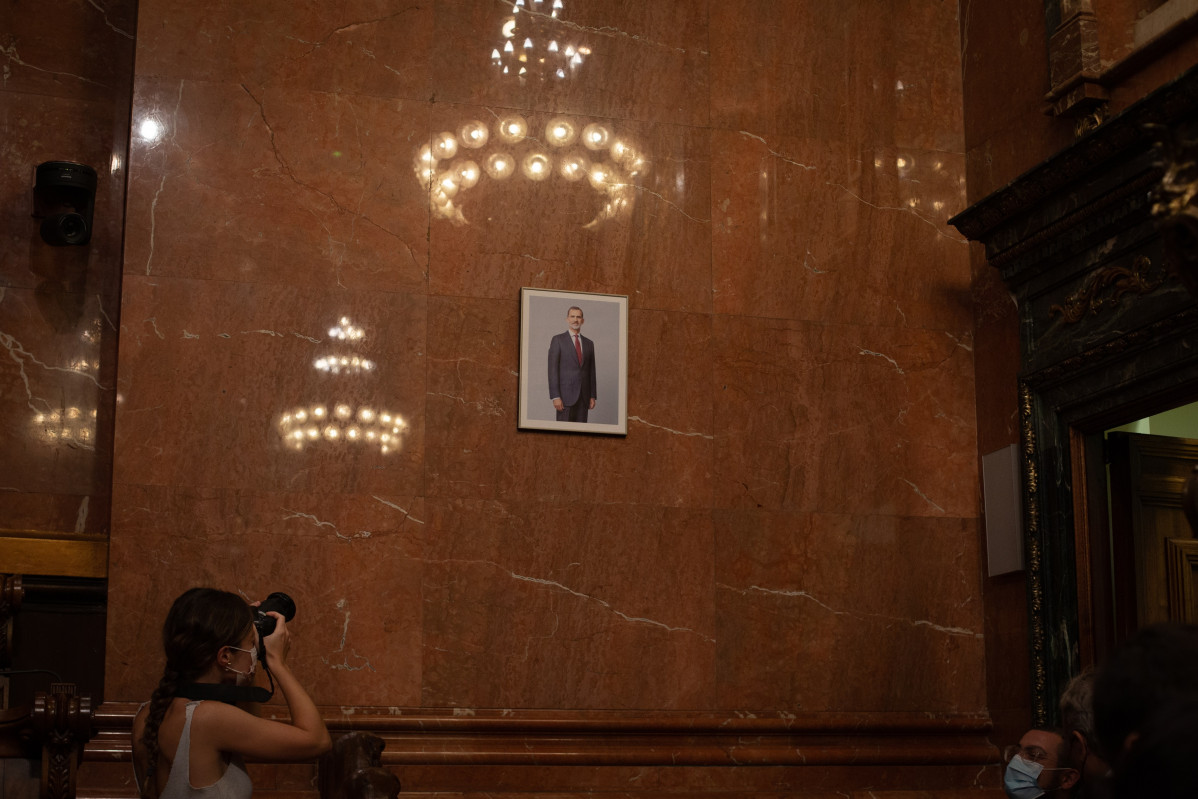 Colau coloca el retrato del Rey en pleno y luce una mascarilla con la bandera republicana