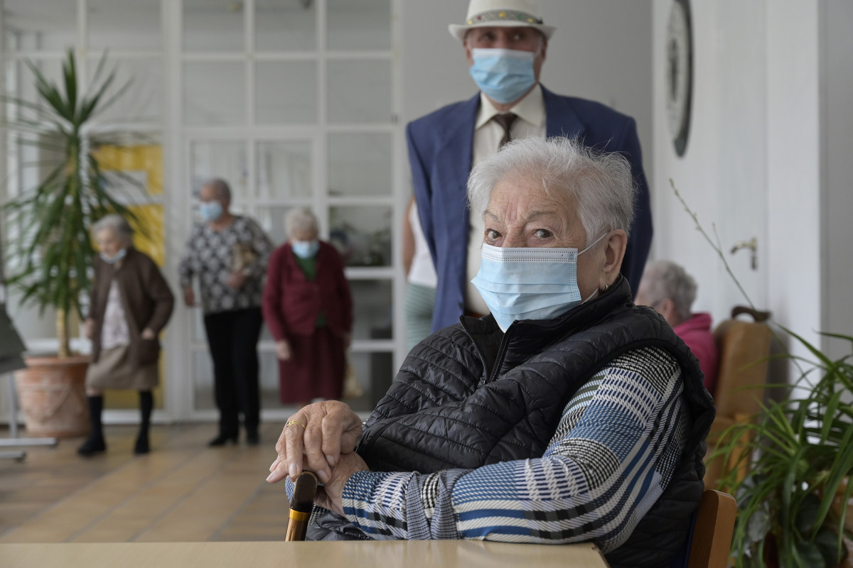 Varios ancianos en una de las salas de la Residencia de mayores de Carballo