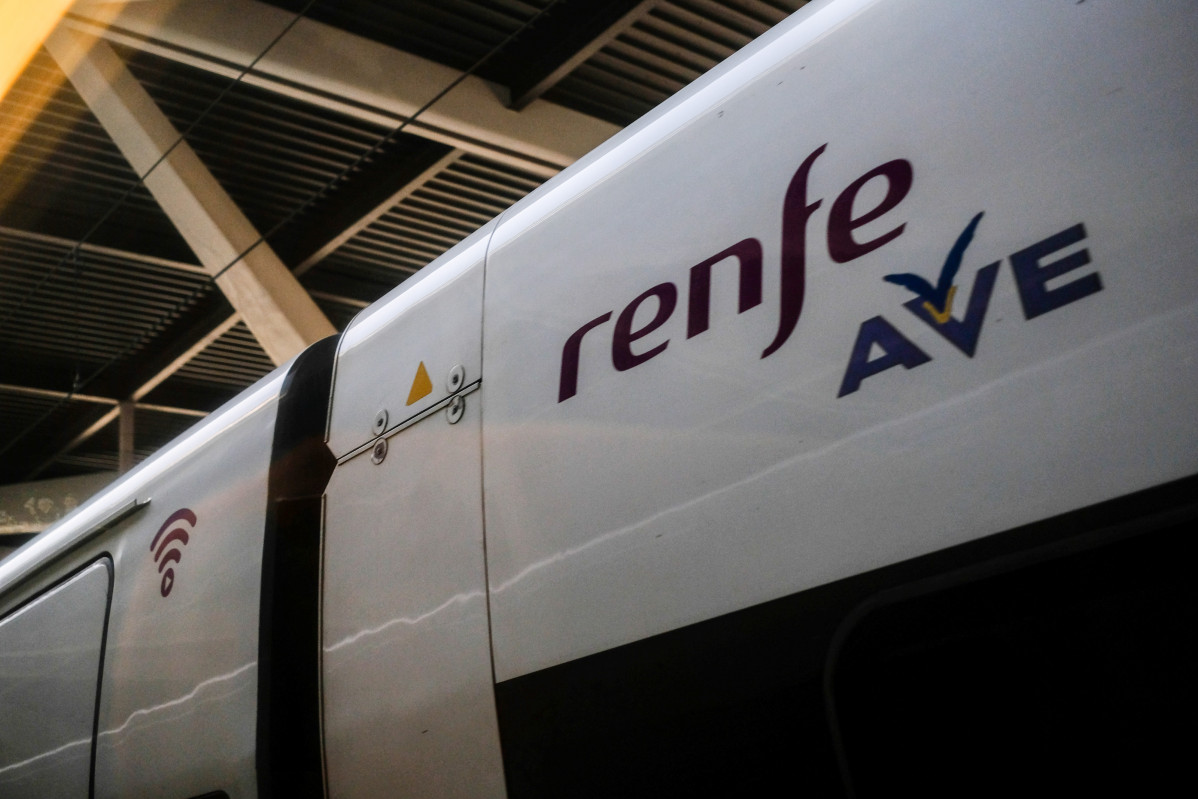 Archivo - Vagón de un tren AVE de Renfe en las vías de la Estación de Atocha, en Madrid (España) en una imagen de archivo