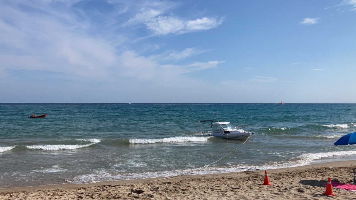 Desalojada una playa de Altafulla (Tarragona) por combustible vertido de una barca