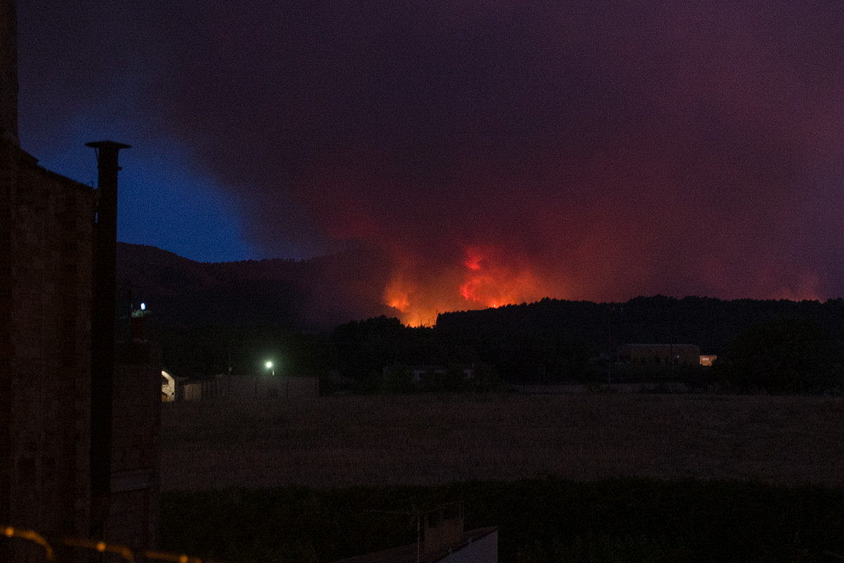 El incendio visto desde uno de los municipios confinados a causa del incendio de Santa Coloma de Queralt (Tarragona), a 25 de julio de 2021, en Sant Martí de Tous, Barcelona, Catalunya (España).