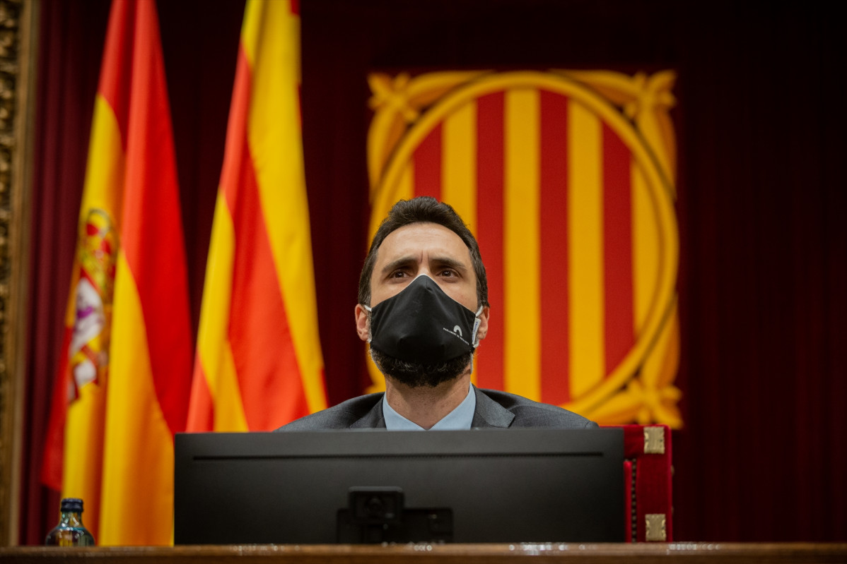 Archivo - El presidente del Parlament, Roger Torrent, durante una sesión plenaria monográfica en el Parlament sobre la inhabilitación del expresidente de la Generalitat Quim Torra, en Barcelona, Ca