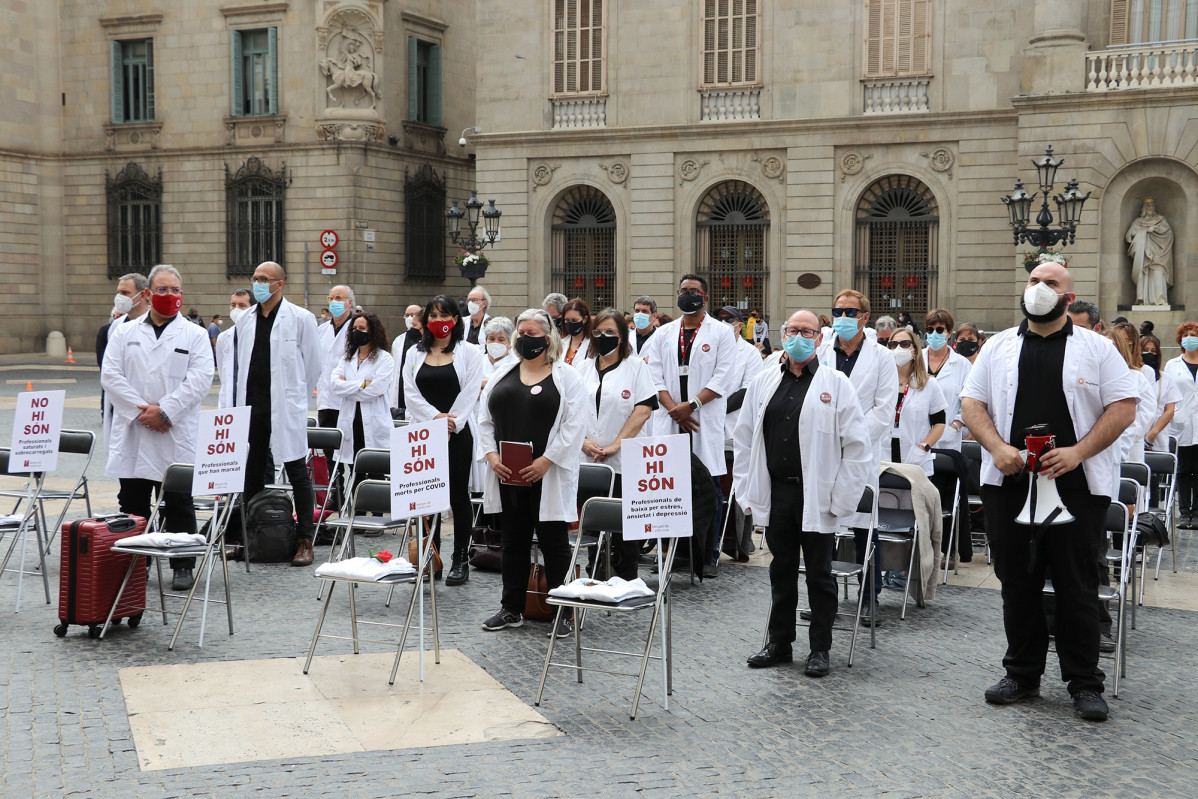 Delegados del sindicato Metges de Catalunya se manifestan en la plaza Sant Jaume de Barcelona para reclamar un incremento de los recursos destinados a la atención primaria