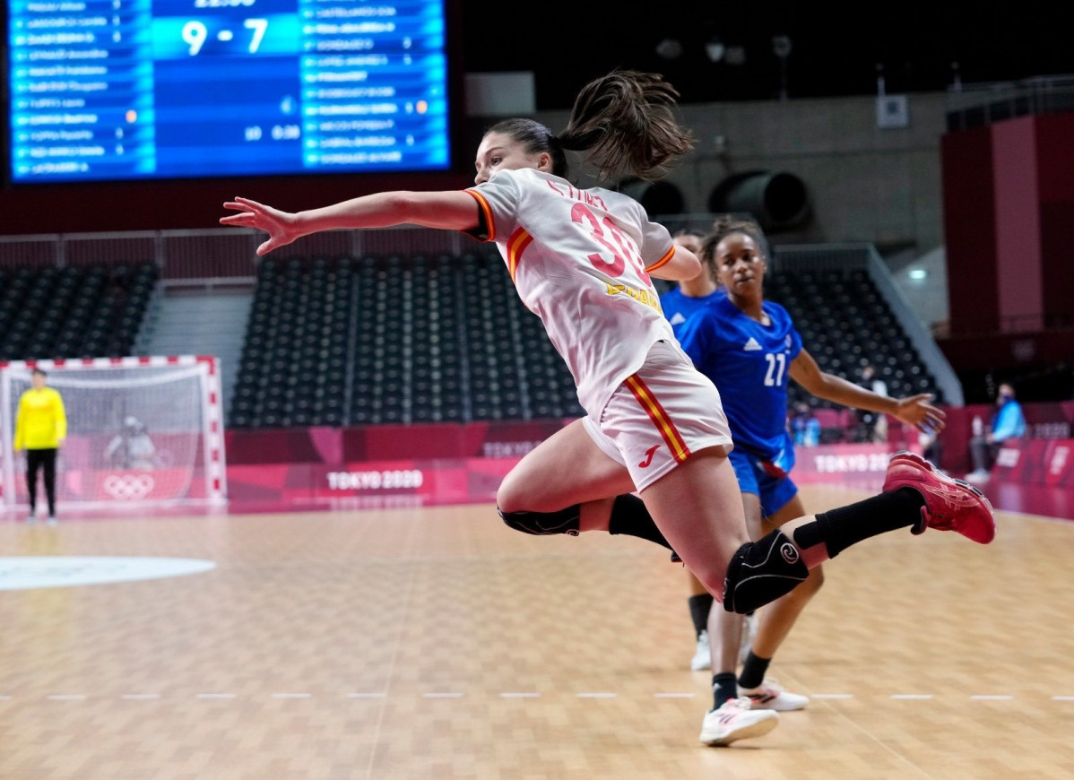 Carmen Martín anota en el España - Francia de balonmano