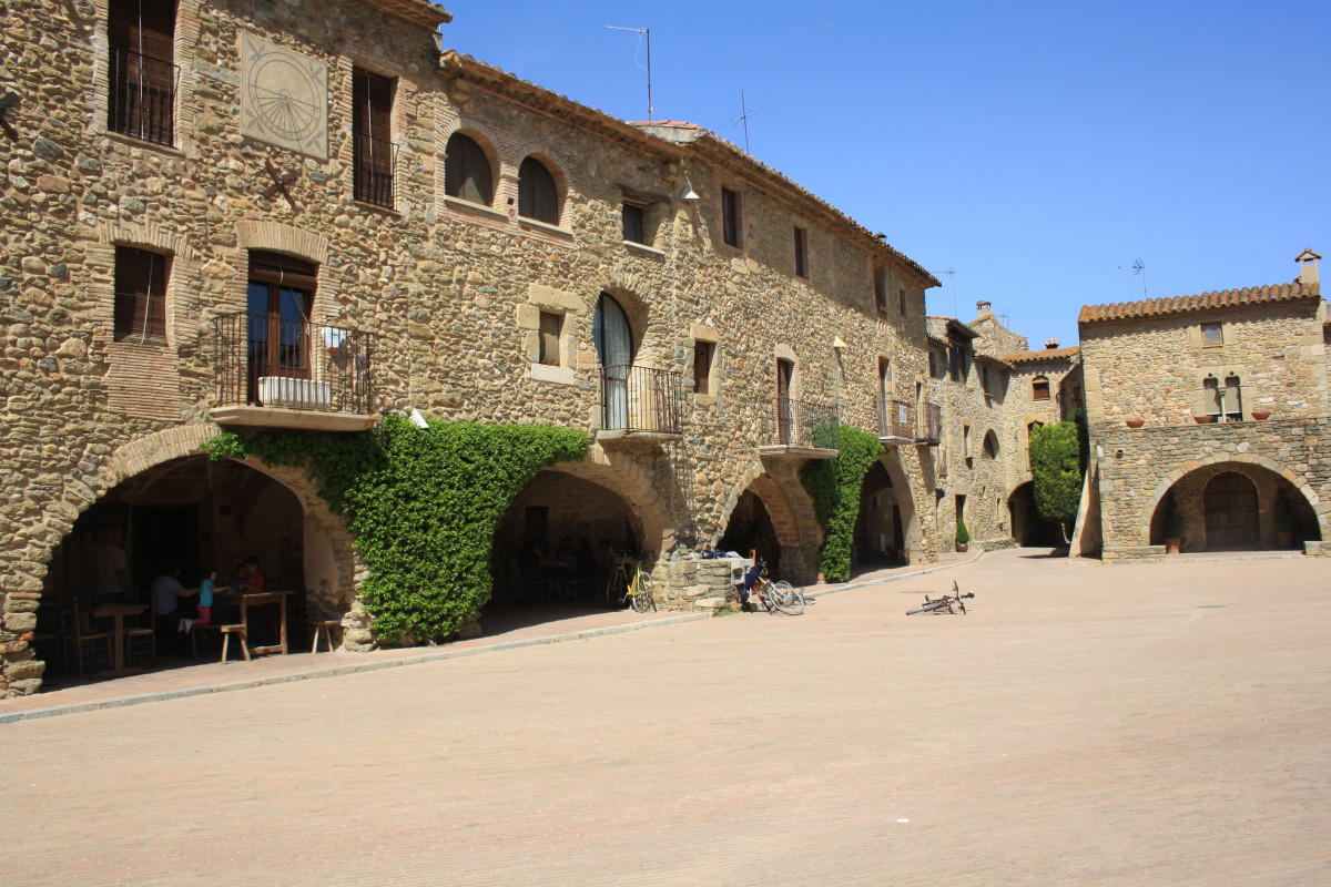 Plau00e7a del poble de Monells