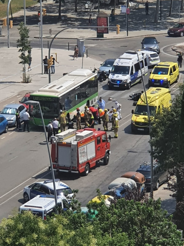 Muere un motorista en un choque con un autobús en L'Hospitalet de Llobregat