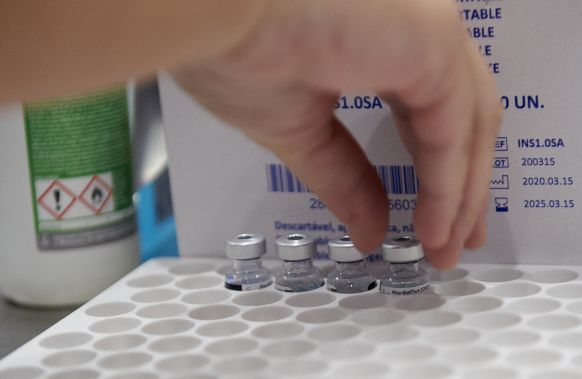 Archivo - Varios frascos con la segunda dosis de la vacuna de Pfizer-BioNTech contra la Covid-19