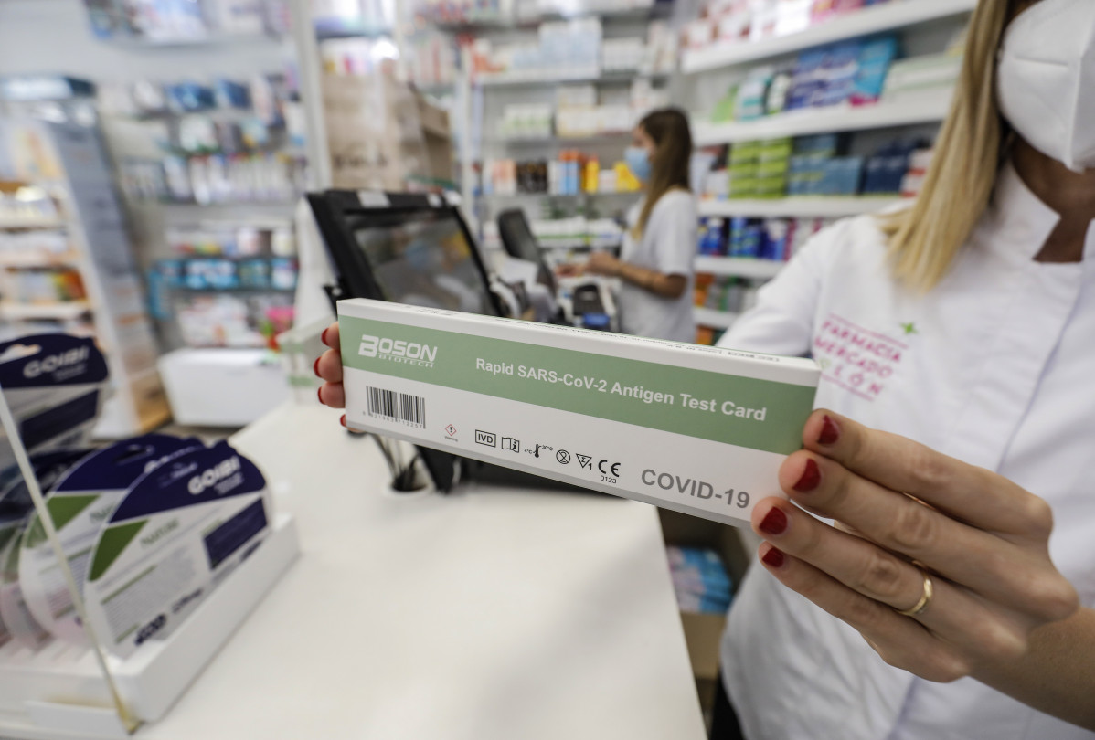 Una caja con test de antígenos contra la COVID-19 en una farmacia, a 22 de julio de 2021, en Valencia, Comunidad Valenciana, (España). Desde este miércoles está permitida la venta de test de autod