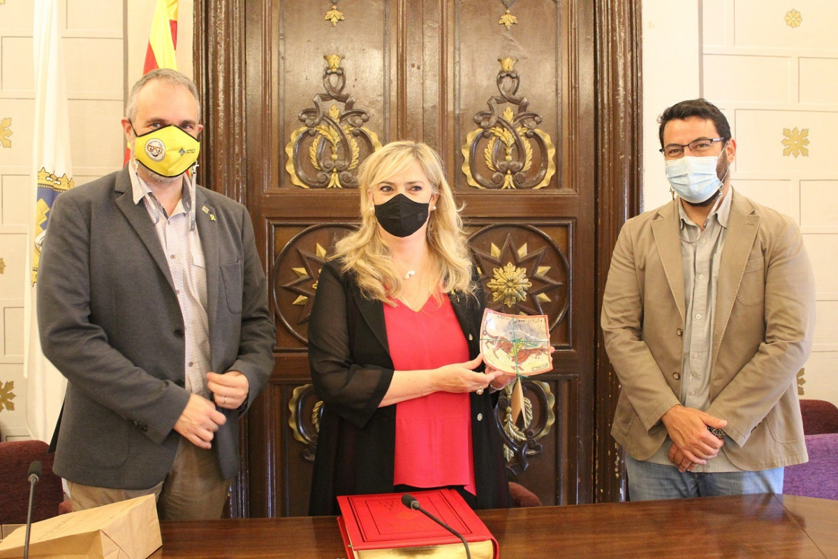 La consellera de Drets Socials de la Generalitat, Violant Cervera; el alcalde de la Seu d'Urgell (Lleida), Jordi Fàbrega, y el vicealcalde, Francesc Vilaplana.