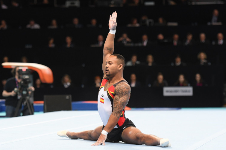 Ray Zapata se cuelga la medalla de plata en suelo