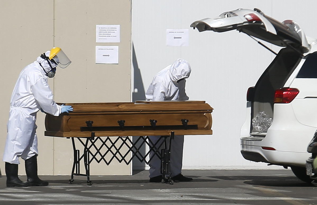 Archivo - Traslado de un ata&uacute;d de un fallecido por coronavirus en Santiago de Chile